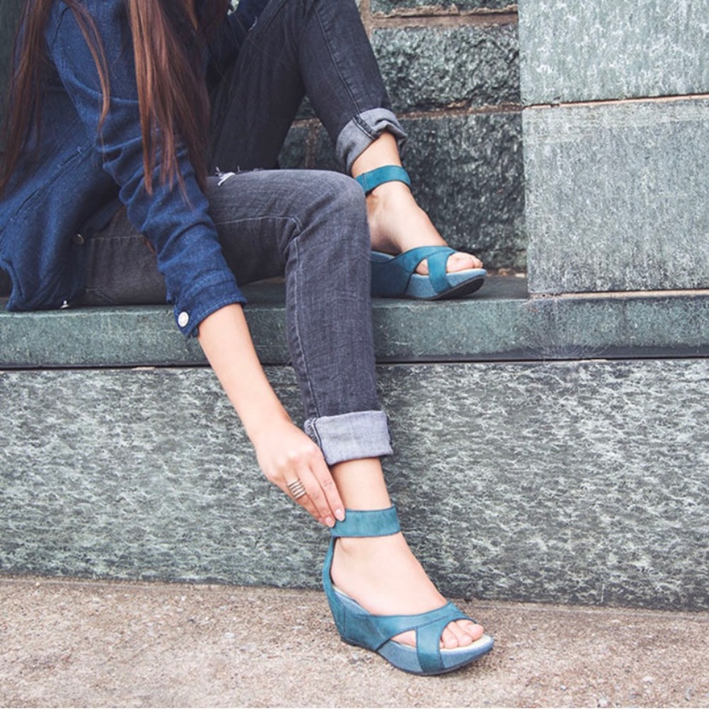 EUC OTBT Hobart Wedge Sandal
